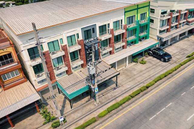 บางกรวย-ไทรน้อย บางบัวทอง อาคาร 4ชั้น ให้เช่า 2นอน ตลาด 246 พลาซ่า 900 ม รร.ปิยะฉัตร 150 ม. 3 น้ำ  45 ตร.ว. 200 ตร.ม.ติดถนนใหญ่ ใกล้. เหมาะทำสำนักงาน ค้าขาย ขายออนไลน์ เก็บสินค้า หรือพักอาศัย ทำเลเดินทางสะดวก ใกล้ตลาด โรงเรียน ห้าง และแหล่งชุมชน 12,998 บาทต่อเดือนon BangKruai-SaiNoi Road BangBuaThong. Features 2bed 246 Plaza Market.900m. 4-story commercial building for rent near Piyachat School 3bath 45sq.wa. of land and 200sq.m. usable area. Located on the main road just  Suitable for office retail online business storage or residence. Rent 12,999Baht/month.ถนนบางกรวย-ไ�