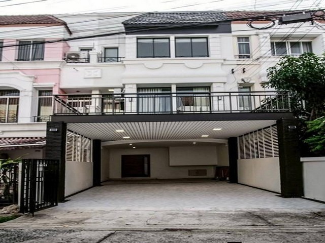 ให้เช่าทาวน์โฮม ซอยศรีด่าน 24 บ้านกลางเมือง บริติช ทาวน์ ศรีนครินทร์ ** Agent **ติดต่อ คุณปอ : 061 619 8565ID line: 061 619 8565แอดไลน์กดที่ลิงค์นี้ได้เลยครับ : https://line.me/ti/p/zu0mm-ozFXติดต่อ คุณบิว : 081 252 3279 ID line: 061 787 9691แอดไลน์กดที่ลิงค์นี้ได้เลยครับ : https://line.me/ti/p/SR5Ehdv_q-** รหัส BT436ราคา 39,000 บาท/เดือน- ทาวน์โฮม โครงการ บ้านกลางเมือง บริติช ทาวน์ ศรีนครินทร์ (Baan Klang Muang British Town Srinakarin)รายละเอียดบ้าน- พื้นที่ใช้สอย 230 ตรม- 3 ห้องนอน- 4 ห้องน�