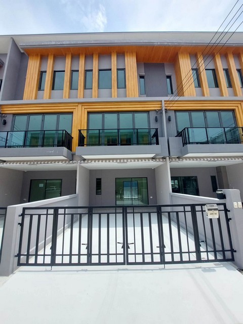 ให้เช่าทาวน์โฮม 3 ชั้น 182 ตร.ม. EIGEN พระราม 9 ถนนเฉลิมพระเกียรติ ร.9 ซอย 89 ใกล้ สน.ประเวศ *** ราคาเช่า 50,000 บาท/เดือน ติดต่อ:: ชยา โทร/ID Line:: 0942823961   Link Line:: https://line.me/ti/p/3xFA1An8Kcรหัส# T26-1200ทาวน์โฮม 3 ชั้น EIGEN พระราม 9  ถนนเฉลิมพระเกียรติ ร.9 ซอย 89๐ ขนาดที่ดิน 20 ตร.ว๐ พื้นที่ใช้สอย 182 ตร.ม.๐ 3 ห้องนอน 4 ห้องน้ำ๐ 2 ห้องนั่งเล่น 1 มุมพักผ่อน 1 ห้องครัว ๐ 2 ที่จอดรถ๐ เฟอร์นิเจอร์และเครื่องใช้ไฟฟ้าครบครันพร้อมเข้าอยู่๐ �