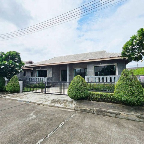 #โซนสันนาเม็ง – #สันทราย ขายเพียง 3.50 ล้าน บ้านเดี่ยว ร้อมเฟอร์นิเจอร์และเครื่องใช้ไฟฟ้าครบชุด จัดเต็ม Built-in ทั้งหลัง ทำเลดี #ใกล้เซ็นทรัลเฟสติวัลเชียงใหม่ #หิ้วกระเป๋าเข้าอยู่ได้ทันทีรายละเอียดบ้านที่ดินประมาณ 75 ตร.วาพื้นที่ใช้สอย 140 ตร.ม.4 ห้องนอน | 4 ห้องน้ำ1 ห้องรับแขก1 ห้องครัว1 ห้องโถงจอดรถได้ 2 คันสวนหย่อมด้านหน้าบ้านทั้ง 2 ฝั่งฟรีค่าส่วนกลางตลอดชีพโปรโมชั่น 