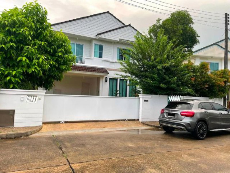 ขาย 8.8 ล้านบาท*Pool villa, พูลวิล่าส่วนตัวพฤกษ์ลดา 1 แลนด์ แอนด์ เฮ้าส์ พาร์คหนองจ๊อม, สันทราย,เชียงใหม่.ขนาดที่ดิน 85 ตร.ว.พื้นที่รวมประมาณ 340 ตร.ม.(รวมพื้นที่จอดรถและสระว่ายน้ำ)• 3 ห้องนอน• 3 ห้องน้ำ• ห้องอาบน้ำกลางแจ้ง (Outdoor Shower)• สระว่ายน้ำส่วนตัว ขนาด 3.5 × 8 เมตร• ที่จอดรถ 4 คัน— ในร่ม 2 คัน— กลางแจ้ง 2 คัน• ห้องนั่งเล่นขนาดใหญ่ 10 × 4 เมตร• พื้นที่รับประทานอาหาร + Pantry + Bar ขนาด 4 × 7 เมตร• ห้อ