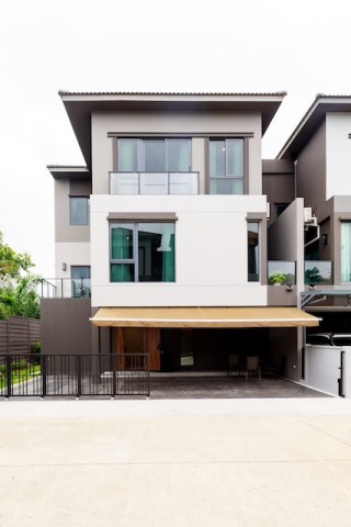 BH4356 ให้เช่าบ้านกลางเมือง The Edition Bangna บ้านใหม่หรู วิวทะเลสาบ ใกล้ Mega Bangna และ Muang Kaew Golf Courseติดต่อ Agent คุณบัว BuaTel 093 646 4597LINE ID Bua093ราคาเช่า 95,000 บาทต่อเดือนบ้านเดี่ยวพร้อมอยู่ ตกแต่งครบ พร้อมวิวทะเลสาบในโครงการ The Edition Bangna ทำเลบางนา ใกล้สนามกอล์ฟเมืองแก้ว Mega Bangna และโรงเรียนนานาชาติ เหมาะสำหรับครอบครัวที่ต้องการบ้านหรูพร้อมพื้นที่ใช้สอยขนาดใหญ่และความเป็นส่วนตัวรายละเอียดบ้านบ้านใหม่