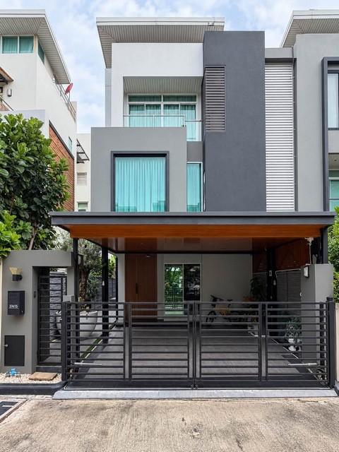 ขายบ้านแฝด 3 ชั้น โครงการไอริส เรสซิเดนซ์ ประดิษฐ์มนูธรรม ( IRIS Residence ) ถนนลาดพร้าว 71 เลียบด่วน หน้าบ้านติดสวนราคาขาย 10,900,000 บาท ( โอนคนละครึ่ง )ที่ตั้ง ถนนลาดพร้าว 71 ซอยรวมน้ำใจ แยก 2 แขวงวังทองหลาง เขตวังทองหลาง กรุงเทพมหานคร 10310ติดต่อ : คุณภัสพงณ์ 0634098164Line : deedaa24https://www.facebook.com/profile.php?id=61581484955548เนื้อที่ 40 ตารางวา พื้นที่ใช้สอย 285 ตารางเมตร จำนวน 3 ชั้น 3 ห้องนอน 4 ห้องน้ำ ที่จอดรถ 2 คันมีห้องรับแ