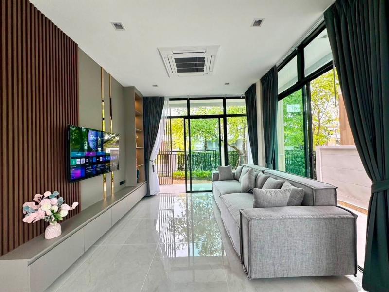 RHT2759ให้เช่า บ้านเดี่ยว บางกอก บูเลอวาร์ด บางนา กม .5ใกล้ใกล้เมกะบางนา ,Chic Republic บางนา ,Central บางนา และBig C บางนา เนื้อที่ 58 ตร.ว.พื้นที่ใช้สอย 237 ตร.ม. 4ห้องนอน 4ห้องน้ำ 2 ที่จอดรถติดต่อAgent : คุณเจี๊ยบ 092-851-6969ID Line :keti2522 ราคาเช่า 95,000 บาท / เดือนบางแก้ว, ซอย บางนา-ตราด 37 ตำบล บางแก้ว อำเภอบางพลี สมุทรปราการ 10540สถานที่สำคัญใกล้เคียงศูนย์การค้า, ตลาด, ร้านสะดวกซื้อและอื่น ๆIndex Living Mall บางนา : 750 ม.SB Design Square บา