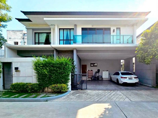 ให้เช่า #บ้านเดี่ยว หมู่บ้านเดอะซิตี้ เอกมัย-ลาดพร้าว ซอยคุณประสะนีย์ #ใกล้นานาชาติKIS #ใกล้Centralพระราม9 ราคาเช่า : 150,000 บาท/เดือน#รายละเอียดประเภททรัพย์ : บ้านเดี่ยว 2 ชั้นหมู่บ้าน : เดอะซิตี้ เอกมัย-ลาดพร้าว (The City Ekkamai-Ladprao)ขนาด : 72 ตารางวาพื้นที่ใช้สอย :  304 ตรม.จำนวนห้อง : 4 ห้องนอน  4 ห้องน้ำ - 1 ห้องอเนกประสงค์- 1 ห้องแม่บ้าน (พร้อมห้องน้ำ)ที่จอดรถ :  3 คันเฟอร์นิเจอร์ / เครื่องใช้ไฟฟ้า