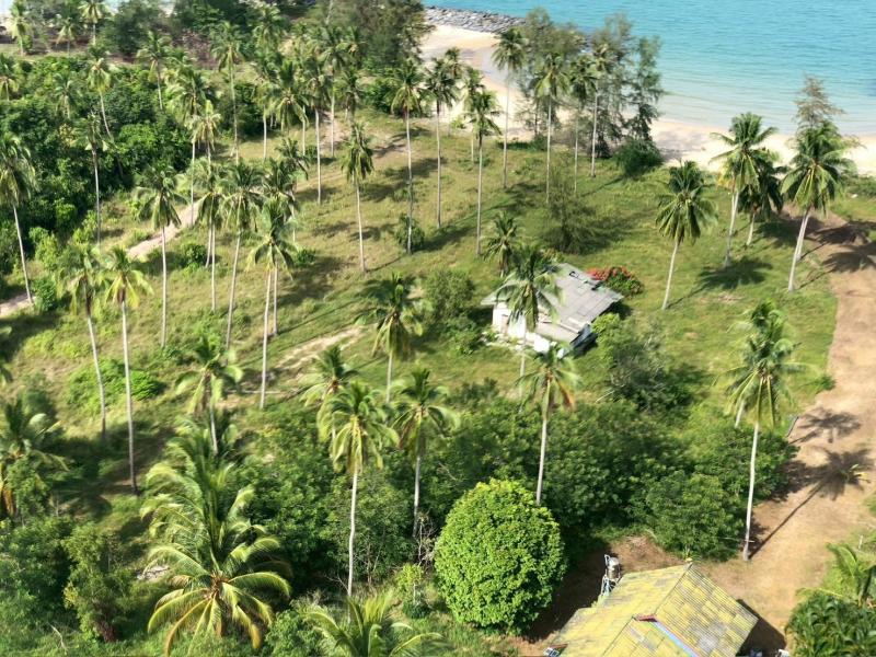 ขายด่วน!] ที่ดินติดหาดส่วนตัว (Beachfront) อ.สิชล จ.นครศรีธรรมราช # ที่ดินแปลงสวยหน้าติดทะเล ชายหาดส่วนตัว บรรยากาศเงียบสงบ ทำเลทองแห่งการท่องเที่ยว#ทำเลที่ตั้ง: ต.ทุ่งใส อ.สิชล จ.นครศรีธรรมราช# รายละเอียดที่ดิน: ขนาดเนื้อที่: 5 ไร่ กว่าโฉนดครุฑแดง พร้อมโอน หน้ากว้างติดทะเลประมาณ 65 เมตร  ติดถนน 50 เมตร  หาดทรายส่วนตัว วิวสวย ศักยภาพพื้นที่: เหมาะอย่างยิ่งสำหรับสร้างพูลวิ