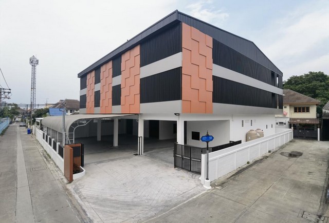 ให้เช่าสำนักงานออฟฟิศ 3 ชั้น พร้อมโกดังชั้นล่าง ซอยแบริ่ง ย่าน บางนา สำโรง รถเทรลเลอร์เข้า-ออกได้ ใกล้รถฟ้าBTSแบริ่ง สนใจติดต่อ คุณมี่ 0618959195  ให้เช่า 250,000 บาท/เดือน (ประกัน 3 เดือน + ล่วงหน้า 1 เดือน / สัญญา 3 ปี )ให้เช่าสำนักงานออฟฟิศ 3 ชั้น เนื้อที่ 222 ตารางวา พื้นที่ใช้สอยทั้งหมด 2,042 ตารางเมตร พื้นไม้สัก เฟอร์นิเจอร์บิวท์อินไม้สัก สภาพใหม่พร้อมอยู่- ชั้น 1 โกดัง 192 ตารางเมตร
