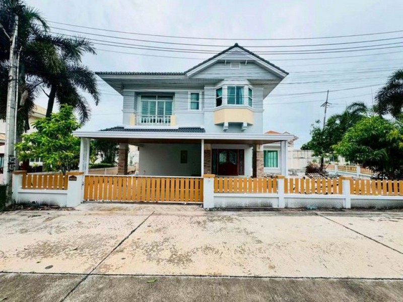 TEL:088-559 5199 คุณเอLine:https://line.me/ti/p/C0eGe0whLXเปิดจองก่อนรีโนเวท บ้านเดี่ยวหลังมุม ทำเลหน้าสวน โครงการมณีรินทร์ บางแสน บ้านปึกราคาขายเพียง 6,900,000 บาทค่าโอนกรรมสิทธิ์ 50/50บ้านเดี่ยว 2 ชั้น หลังมุมเนื้อที่ 114 ตารางวา5 ห้องนอน 3 ห้องน้ำห้องรับแขกห้องอเนกประสงค์ห้องแม่บ้านครัวแยกเป็นสัดส่วนจอดรถได้ 2 คันจุดเด่น* บ้านหลังมุม หน้าสวน บรรยากาศร่มรื่น* พื้นที่รอบบ้านกว้าง รองรับการต่อเติ�