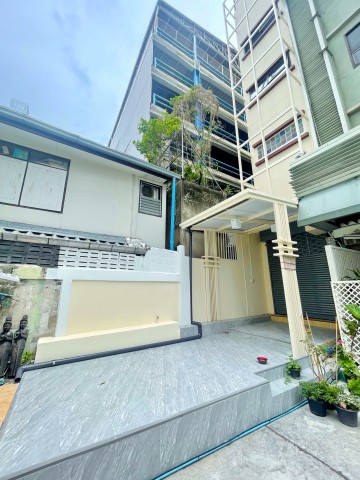 สีลม อาคารพาณิชย์รีโนเวทใหม่ 6ชั้น สุรวงศ์ 7นอน ใกล้ตลาดกลางคืนพัฒน์พงษ์ 190 ม.พื้นที่ใช้สอย 220 ตร.ม.พร้อมแอร์ และที่จอดรถส่วนตัว ทำเลศักยภาพสูง ใจกลางสีลม เหมาะสำหรับธุรกิจ สี่พระยา บางรัก  6 น้ำ 94,998 บาท/เดือน และสำนักงานหลากหลายรูปแบบ เดินทางสะดวก ใกล้BTS ศาลาแดง 500 ม.MRT รพ.รร.นานาชาติ เชื่อมต่อย่านธุรกิจ และแหล่งท่องเที่ยวสำคัญของกรุงเทพฯ Silom Newly renovated 6-story commercial building Surawong 7bed SiPhraya