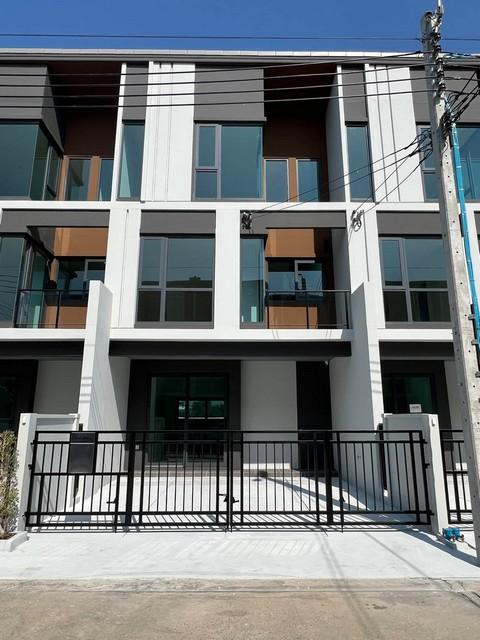 ให้เช่าทาวน์โฮม 3 ชั้น โครงการบ้านกลางเมือง รามคำแหง 174 สเตชั่น บ้านใหม่ พร้อมอยู่ ติดรถไฟฟ้า ใกล้โรงเรียนนานาชาติร่วมฤดีราคาเช่า 30,000 บาท / เดือนที่ตั้ง ถนนรามคำแหง ซอยรามคำแหง 174 แขวงมีนบุรี เขตมีนบุรี กรุงเทพมหานคร 10510ติดต่อ : คุณภัสพงณ์ 0634098164Line : deedaa24https://www.facebook.com/profile.php?id=61581484955548พื้นที่ใช้สอย 145 ตารางเมตร หน้ากว้าง 5.5 เมตร จำนวน 3 ชั้น 3 ห้องนอน 3 ห้องน้ำ ที่จอดรถ 2 คันจุดเด่นบ้านใ