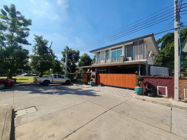 AOM 3129ให้เช่าบ้านเดี่ยว 2 ชั้น หมู่บ้าน ภัสสร เพรสที่ลุค พัฒนาการ 44มีพื้นที่70ตรว พื้นที่ใช้สอย290ตรมขายด่วน 15.9 ล้านบาท ค่าโอนคนละครึ่งให้เช่า 69,000 บาท ต่อเดือน คั้มประกัน 2เดือน มี3ห้องนอน 3ห้องน้ำมีโถงใหญ่ 2 ห้องใหญ่มีครัวใหญ่ ไม่รับสัตว์เลี้ยงจอดรถ1คัน ในบ้านบ้านติดสวนใหญ่ ใกล้สระใหญ่เฟอร์นิเจอร์ครบตามภาพใกล้ พระรามเก้า รัชดาใกล้ ศรีครินทร์ใกล้ ทองหล่อใกล้รถไฟ