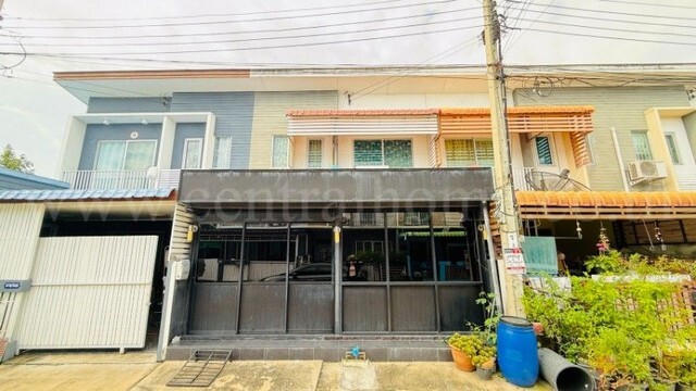 รหัสทรัพย์&nbsp; :&nbsp; N1587ทาวน์โฮม เดอะคอนเนค สุขสวัสดิ์26 ราคาถูกที่สุดในโครงการ&nbsp;ที่ตั้ง :&nbsp;ซอยสุขสวัสดิ์ 26 แขวงบางมด เขตจอมทอง กรุงเทพมหานคร 10150รายละเอียดทรัพย์- ทาวน์โฮม 2 ชั้น พื้นที่ใช้สอยประมาณ&nbsp;119 ตร.ม. ,18.2 ตารางวา&nbsp;&nbsp;- 3 ห้องนอน,&nbsp;2&nbsp;ห้องน้ำ, 1 ที่จอดรถ, 1 ห้องครัว&nbsp;- ต่อเติมหน้าบ้าน - หลังบ้านเรียบร้อย&nbsp;- หน้าบ้านหันไปทางทิศตะวันออก-&nbsp;ตอบโจทย์การข้ามฝั่งมาทำงานในโ�