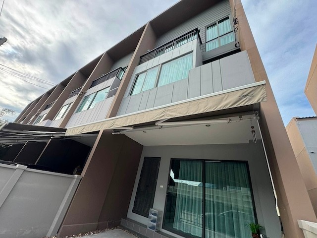 BH4354 ให้เช่าทาวน์โฮม 3 ชั้น หลังริม บ้านกลางเมือง พระราม 9 กรุงเทพกรีฑา ทำเลดี บ้านเป็นส่วนตัว พร้อมเฟอร์นิเจอร์ติดต่อ Agent คุณบัว BuaTel 093 646 4597LINE ID Bua093ค่าเช่า 35,000 บาทต่อเดือนBH4354 ให้เช่าทาวน์โฮม 3 ชั้น หลังริม โครงการบ้านกลางเมือง พระราม 9 กรุงเทพกรีฑา บ้านหันทิศใต้ ลมดี บรรยากาศร่มรื่นและเป็นส่วนตัว หน้าบ้านไม่ตรงกับบ้านหลังอื่น เหมาะสำหรับครอบครัวที่ต้องการบ้านเช่าพร�