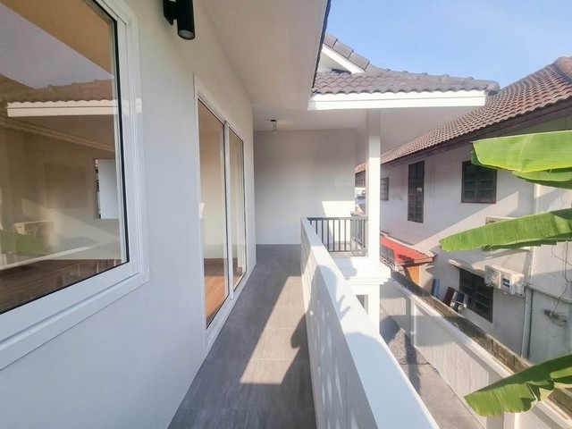 ขาย บ้านเดี่ยว ดอนเมืองวิลล่า 2 รีโนเวทใหม่ 50 ตร.วา 4 ห้องนอน ราคา 5.09 ล้านบาทรายละเอียดบ้าน- ที่ดิน 50 ตารางวา- พื้นที่ใช้สอย 220 ตารางเมตร- 4 ห้องนอน 3 ห้องน้ำ- 2 ที่จอดรถ- รีโนเวทใหม่สิ่งอำนวยความสะดวกภายในโครงการ- สวนสาธารณะ- สนามเด็กเล่น- CCTV และ รปภ. 24 ชั่วโมงสถานที่สำคัญใกล้เคียง- BTS สะพานใหม่- มหาวิทยาลัยนอร์ทกรุงเทพ- โรงพยาบาลภูมิพลอดุลยเดช- ตลาดยิ่งเจริญราคาขาย 5090000 บา�