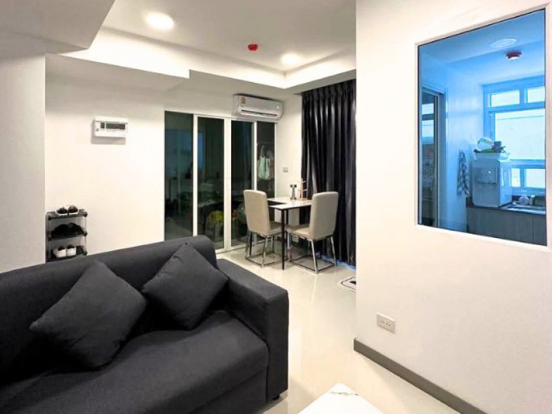 ให้เช่า 11,000 บาท/เดือน*The Green City 2 Condo (CBP)พิกัด Chiang Mai Business Park ห้องกว้าง ฟรี Wi-Fi พร้อมอยู่ - พื้นที่ใช้สอย 32 ตรม. - ชั้น 3, ตึก D- 1 ห้องนอน 1 ห้องน้ำ - 1 ห้องนั่งเล่น- 1 ห้องครัว (มีประตูกั้นแบบโซนอย่างชัดเจน).เฟอร์นิเจอร์ครบ - เตียงนอน 6 ฟุต- เครื่องทำน้ำอุ่น - เครื่องซักผ้า- ชุดเฟอร์นิเจอร์บิ้วท์อิน- อินเตอร์เน็ต Free WiFi (ส่วนตัว) - ประตูระบบ Digital Door Lock.ส่วนกลางโครงการ - สระว่ายน้ำ(บ่อเกลือ)- ฟิตเนส - มีระบ