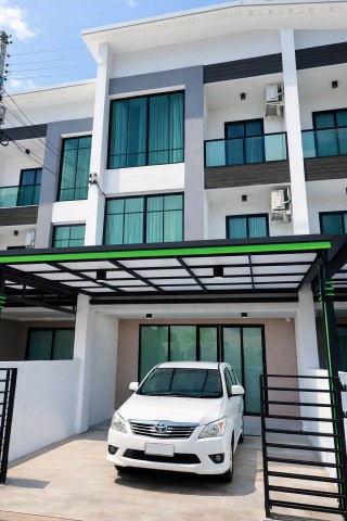 พุทธมณฑลสาย 5 บางกระทึก ให้เช่าโฮมออฟฟิศใหม่ 3 ชั้น 3นอน 3น้ำ ใกล้รพ.สต.บางกระทึก 550 ม.  24 ตร.ว.  250 ตร.ม.พร้อมเฟอร์ฯ สำนักงานครบ เหมาะสำหรับสำนักงาน และพักอาศัย เดินทางสะดวก ใกล้เทศบาลตำบลบางกระทึก 1.0 กม.แหล่งชุมชน ตลาด โรงพยาบาล และเส้นทางคมนาคมหลัก 24,999 บาท/เดือนModern 3-story home office for rent on Phutthamonthon Sai 5 Bang Krathuek. Features 3 bed and 3 bath. Located just 550 m.from Bang Krathuek Sub-district Health Promoting Hospital. 24sq.wa. 250sq.m. Fully furnished with office furniture suitable for office and residential use. Conveniently located 1.