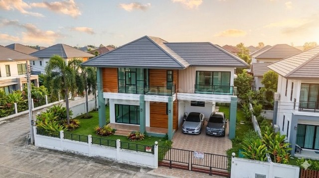 รหัสทรัพย์ : N1578บ้านเดี่ยว หมู่บ้าน นาราวิลล่า บ้านฉาง เนื้อที่ 111 ตร.ว ถูกสุดและใหญ่สุดในโครงการที่ตั้ง : ถนนบ้านฉาง ตำบลบ้านฉาง อำเภอบ้านฉาง จังหวัดระยอง 21130รายละเอียดทรัพย์- บ้านเดี่ยว 2 ชั้น ขนาดพื้นที่ 111 ตารางวา พื้นที่ใช้สอย 182 ตารางเมตร- 3 ห้องนอน, 3 ห้องน้ำ, 1 ห้องครัว, 1 ห้องรับแขก, 3 ที่จอดรถ&nbsp;- แท็งก์น้ำ 1 ชุด&nbsp;- หน้าบ้านหันทางทิศเหนือสถานที่และทำเลใกล้เคียง&nbsp;- ก�