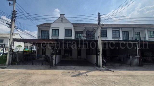 รหัสทรัพย์สิน&nbsp;: N1157ทาวน์โฮม หมู่บ้าน เคนต์ วัลเล่ย์ ปลวกแดง มาบยางพร บ้านสวย ราคาถูกที่สุดในโครงการที่ตั้ง:&nbsp;ถนนเส้นหลักมาบยางพร ตำบลมาบยางพร อำเภอปลวกแดง จังหวัดระยอง 21140รายละเอียดทรัพย์- ทาวน์โฮม 2 ชั้น สไตล์อังกฤษ เนื้อที่ 20.41 ตารางวา พื้นที่ใช้สอยประมาณ 113 ตารางเมตร- 2 ห้องนอน, 2 ห้องน้ำ, 1 ห้องนั่งเล่น, 1 ห้องครัว, 1 ที่จอดรถ- ต่อเติมหลังคาโรงจอดรถแล้ว- แถมแอร์ 1 เ�