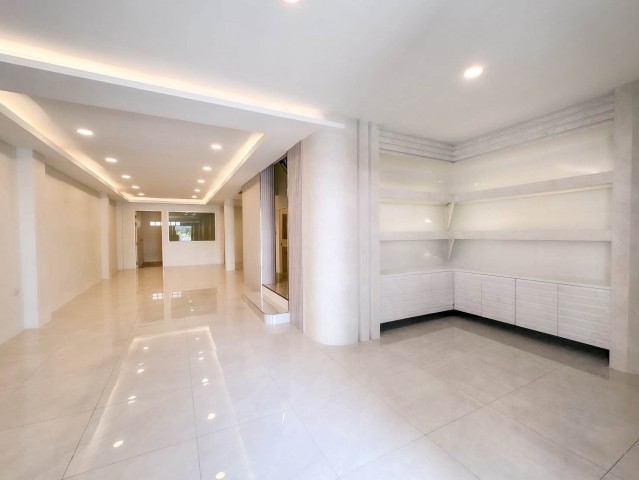 ขายทาวน์โฮมออฟฟิศ 3 ชั้นหลังมุม รีโนเวทใหม่ บ้านกลางเมืองพระรามเก้า-ลาดพร้าว ติดถนนเลียบทางด่วน ใกล้ทาวน์อินทาวน์สนใจนัดชมสถานที่หรือสอบถามข้อมูลเพิ่มเติมโทร : 061-895-9195 คุณมี่ (Agent)Line id : 0618959195ขาย 7,490,000 บาทขายทาวน์โฮมออฟฟิศ 3 ชั้นหลังมุม เนื้อที่ 24 ตารางวา 4 ห้องนอน 7 ห้องน้ำ 1ห้องรับแขก 1 ห้องประชุม 1ห้องทำงาน 1ห้องเก็บสินค้าพร้อมประตูขนส่งหลังบ้าน- กู้สินเชื่อธนาคาร ผ่�