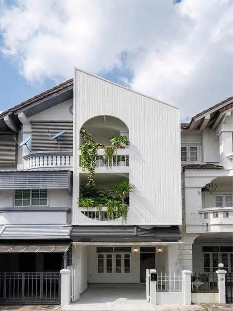 ขายทาวน์โฮม 3 ชั้น 4 ห้องนอน โครงการ นันทนา การ์เด้นท์ แจ้งวัฒนะ-ปากเกร็ด รีโนเวทใหม่ทั้งหลัง ตรงข้ามเซ็นทรัลแจ้งวัฒนะ ใกล้ MRT สีชมพู *** ราคาขายเพียง 3,990,000 บาท ฟรีโอนติดต่อ::  ชยา โทร/ID Line:: 0942823961   Link Line:: https://line.me/ti/p/3xFA1An8Kcรหัส# T26-1210ทาวน์โฮม 3 ชั้น โครงการ นันทนา การ์เด้นท์ แจ้งวัฒนะ-ปากเกร็ด รีโนเวทใหม่ทั้งหลัง ใกล้ MRT สีชมพู๐ ที่ดิน 25 ตารางวา๐ พื้นที่ใช้สอยประมาณ 230 ตารางเมตร๐ 4 ห้องนอน�