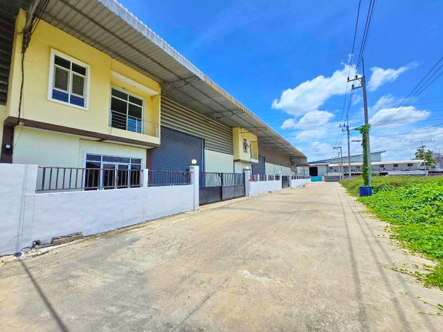 นาดี 650 ตร.ม. โกดังโรงงาน พร้อมออฟฟิศ 2 ชั้น 1 นอน 2 น้ำ สนามแบดมินตันศรีธนา 850 ม. 150 ตร.ว. 64,999 B-M.ถนนกว้าง รองรับรถเทรลเลอร์ และรถคอนเทนเนอร์ เหมาะสำหรับคลังสินค้า โรงงาน และธุรกิจโลจิสติกส์ ใกล้รร.บ้านบางปิ้ง 660 ม.ตลาด โกดังสินค้า และแหล่งธุรกิจอุตสาหกรรม เดินทางสะดวก ถนนเศรษฐกิจ 1 พระราม 2road for trailer and container trucks. NaDi 650 sq.m.  64,998Baht/month. Srithana Badminton Court.850m. Warehouse/factory with a 2-story office 1 bed 2 bath  Land size 150 sq.wa. with usable area. Wide access  Ideal for warehousi