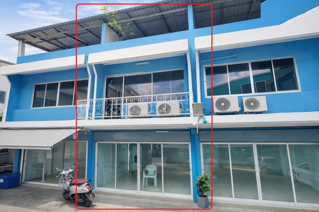 ให้เช่าโฮมออฟฟิศ 3 ชั้น อินทามระ 7-14 ทำเลรัชดา สุทธิสาร สามเสนใน พญาไท 3 ห้องนอน 2 ห้องน้ำ ใกล้บีทีเอสสะพานควาย 912 ม. พื้นที่ใช้สอย 241 ตร.ม. บนที่ดิน 21 ตร.ว. ค่าเช่าเริ่มต้น 15-16,999 บาทต่อเดือน3-Storey Home Office for Rent on Inthamara 7–14 Ratchada, Sutthisan, Samsen Nai, Phaya Thai. Featuring 3 Bedrooms, 2 Bathrooms, 241 Sq.m. of Usable Space on 21 Sq.w. of Land. Located 912 m. from BTS Saphan Khwai. Monthly Rent15,000-16,999 Baht.ถนนอินทามระ แขวงสามเสนใน เขตพญาไท กรุงเทพมหานครขนาดที่ดิน 21 ตร.ว. พื้นที่ใช้สอย 241 ตร.ม.Land Area 21 Sq.w. Usable A