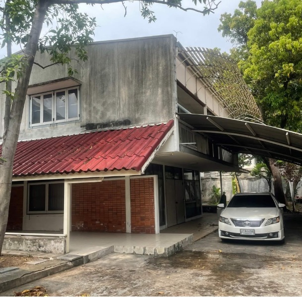 ขายที่ดินพร้อมบ้านเก่าแปลงมุม 187 ตรว. เอกมัย ซอย 18 สภาพแวดล้อมดี เหมาะสร้างบ้าน สำนักงาน หรือลงทุน ใกล้ BTS เอกมัย ทองหล่อ*** ราคาขาย 65 ล้านบาท  ติดต่อ:: ชยา โทร/ID Line:: 0942823961   Link Line:: https://line.me/ti/p/3xFA1An8Kcรหัส# T25-722ที่ดินพร้อมสิ่งปลูกสร้าง เอกมัย ซอย 18 แปลงมุม สภาพแวดล้อมดี o เนื้อที่ดิน 186.90 ตารางวาo พร้อมบ้าน 2 หลัง 5 ห้องนอน 5 ห้องน้ำo ตัวบ้านสูง 12 เมตรo สามารถรีโนเวทตัวบ้านได้ o เอกมัย 18 เข้าซอยเ�