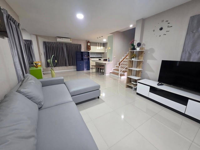 รหัสC7305 บ้านเดี่ยวตกแต่งพร้อมอยู่ย่านสุขาภิบาล 5 หมู่บ้านมัณฑนา เลค วัชรพล เฟอร์ครบพร้อมอยู่ #ForRent  #ให้เช่า บ้านเดี่ยวตกแต่งพร้อมอยู่ย่านสุขาภิบาล 5 หมู่บ้านมัณฑนา เลค วัชรพล เฟอร์ครบพร้อมอยู่ เนื้อที่ 62 ตารางวา  พื้นที่ใช้สอย 240 ตารางเมตร3 ห้องนอน3 ห้องน้ำจอดรถ 2 คันเฟอร์นิเจอร์ครบแอร์ 4 เครื่องเครื่องทำน้ำอุ่น 2 เครื่อง ,เครื่องซักผ้าและเครื่องอบผ้าในตัว 1  เครื�