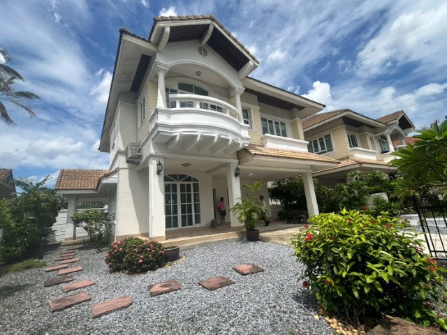 ให้เช่าบ้านเดี่ยว 2 ชั้น หมู่บ้านภัทรา รามคำแหง 76 บ้านสวย บรรยากาศร่มรื่น พร้อมสวนสนามหญ้ารอบบ้าน เหมาะสำหรับครอบครัวที่ต้องการความเป็นส่วนตัว - รามคำแหง 76- พื้นที่ 70 ตร.ว - 4 ห้องนอน  - 3 ห้องน้ำ- 1 ห้องแม่บ้าน - สวนสนามหญ้ารอบบ้าน- ตกแต่งสวย พร้อมเฟอร์นิเจอร์ครบ- สิ่งอำนวยความสะดวกในโครงการ- สระว่ายน้ำ- Fitness- รปภ. 24 ชั่วโมง*** ค่าเช่าเพียงลดราคา 39,000 จาก 40,000 บาท/เดือน ***- สนใจน�