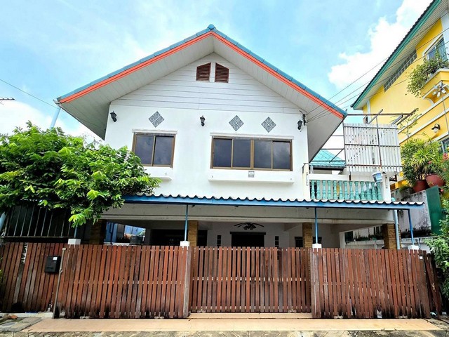 ให้เช่าบ้านเดี่ยว 2 ชั้น 50 ตรว. 6 ห้องนอน หมู่บ้านเสนานิเวศน์ 1 ประเสริญมนูกิจ 18 ใกล้ถนนเกษตรนวมินทร์ ใกล้ ม.เกษตร *** ราคาเช่า 27,000 บาท/เดือน ติดต่อ::  ชยา โทร/ID Line:: 0942823961   Link Line:: https://line.me/ti/p/3xFA1An8Kcรหัส# T26-1296บ้านเดี่ยว 2 ชั้น หมู่บ้านเสนานิเวศน์ 1 ประเสริญมนูกิจ 18 ใกล้ถนนเกษตรนวมินทร์ ใกล้ ม.เกษตร o เนื้อที่ 50 ตรว.o พื้นที่ใช้สอยกว่า 230 ตรม. รวมต่อเติมo 6 ห้องนอน o 3 ห้องน้ำ o ห้องครัวต่อเติมเต็มพื�