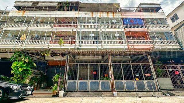 รหัสทรัพย์ : N1592อาคารพาณิชย์ 3.5 ชั้น ลาดพร้าววังหิน 26 เนื้อที่ 24 ตร.ว ราคาถูกมาก - ลาดพร้าวที่ตั้ง :&nbsp;ถนนลาดพร้าว แขวงลาดพร้าว เขตลาดพร้าว กรุงเทพมหานคร&nbsp;10230รายละเอียดทรัพย์- อาคารพาณิชย์ 3.5 ชั้น ชั้นหนึ่งด้านหลังต่อเติม เต็มพื้นที่- ขนาดพื้นที่ 24 ตร.วา พื้นที่ใช้สอย 280 ตร.ม. (ค่าประมาณการ)- 5 ห้องนอน, 3 ห้องน้ำ, 1 ห้องนั่งเล่น, 1 ห้องครัวไทย, 2 ที่จอดรถ- ตัวตึกเหมาะกับทำโฮมออฟ�
