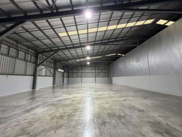 AOM 3139ให้เช่าโกดัง/โรงงาน พื้นที่ใช้สอย 800 ตร.ม. (มี 2 หลัง) ติดทางขึ้นลงทางด่วน 2 ทางและวงแหวนตะวันออกโกดังขนาดกว้าง 17 ม. ลึก 32 ม. = 544 ตร.ม. ไม่มีเสากลาง โล่งถ้าเช่าทั้งหมด สามารถเปิดถึงกันได้พื้นที่ที่เหลือเป็นที่จอดรถด้านหน้าและด้านข้างภายในสูงสุดประมาณ 9 ม. เสาสูง 6 ม.หลังคา Metal sheet ไร้รอยต่อ พร้อมช่องแสง และ ครีบระบายอากาศรอบประตูม้วนบานใหญ่อัตโนมัติ + ประตูม้วนข้าง / �