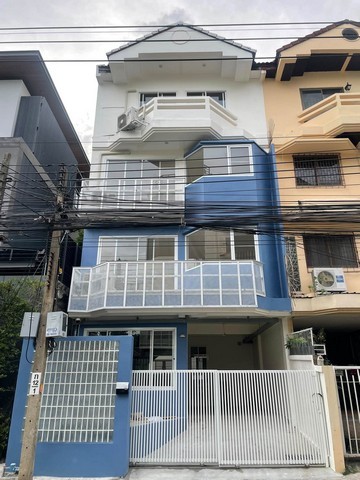 ขายหรือให้เช่าทาวน์โฮม 4 ชั้น รีโนเวทใหม่ มีดาดฟ้า ซอยพระราม 9 ซอย 13 ใจกลางเมือง ใกล้ทางด่วนสนใจติดต่อ คุณเม 084-592-8945 คุณก้อง 095-478-7456 Line id : kong.plขาย 12,900,000 บาท , ให้เช่า 70,000 บาท/เดือนขายหรือให้เช่าทาวน์โฮม 4 ชั้น เนื้อที่ 25 ตารางวา พื้นที่ใช้สอย 250 ตารางเมตร 3 ห้องนอน 4 ห้องน้ำ 1 ห้องนั่งเล่น 1ห้องครัว มี Sunroom สำหรับพักผ่อน / ทำงาน / ทำกิจกรรม แอร์ 4 เครื่อง จอดรถในบ้าน 1 คัน ที่ตั้ง : พระราม 9 �