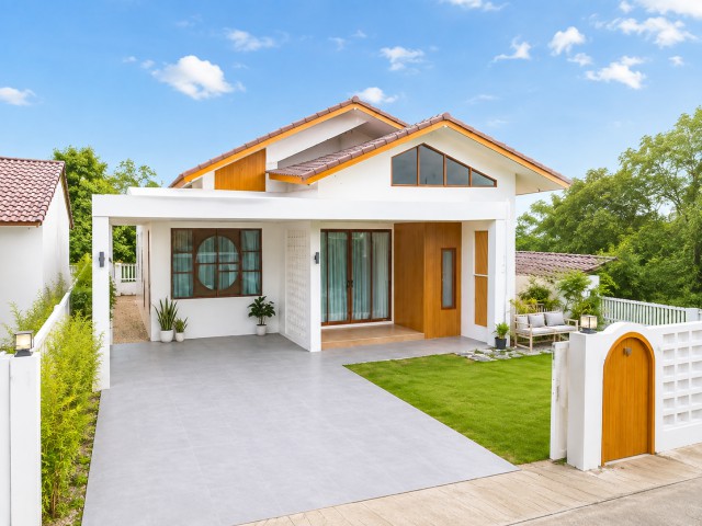 พานทอง ให้เช่าบ้านเดี่ยว 3นอน2น้ำใกล้องค์การบริหารส่วนตำบลมาบโป่ง 500 ม.67ตร.ว.100ตร.ม.เหมาะสำหรับครอบครัวที่ต้องการอยู่อาศัย ทำเลเดินทางสะดวก เชื่อมต่อพานทอง ชลบุรี และพื้นที่นิคมอุตสาหกรรมได้ง่าย เช่า 19,999 B-M. ขาย 3.1 ล.Single house for rent in Phan Thong. 3 bedrooms, 2 bathrooms, near Map Pong Subdistrict Administrative Organization (500 meters). 67 sq.wa. (100 sq.m.). Suitable for families. Convenient location with easy access to Phan Thong, Chonburi, and industrial areas. Rent: 19,999 THB/month. Sale: 3.1 million THB.ถนนศุขประยูร ตำบลมาบโป่ง อำเภอพานทอง 