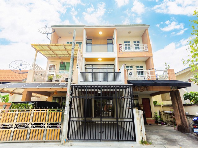 ขายทาวน์เฮ้าส์ 3 ชั้น 4 ห้องนอน ซอยลาดพร้าว 94 (ซอยอินทราภรณ์) เดินทางสะดวก ใกล้เลียบด่วน รีโนเวทใหม่สวย จัดเต็ม *** ราคาเพียง 5.99 ล้านบาท ติดต่อ::  ชยา โทร/ID Line:: 0942823961   Link Line:: https://line.me/ti/p/3xFA1An8Kcรหัส# T25-236 ทาวน์เฮ้าส์ 3 ชั้น ซอยลาดพร้าว 94 (ซอยอินทราภรณ์)  ใกล้เลียบด่วน รีโนเวทใหม่สวย จัดเต็ม๐ ขนาด 22 ตร.ว๐ 4 ห้องนอน ๐ 5 ห้องน้ำ๐ 1 โซนครัว ( แถมชุดห้องครัวใหม่ ) 1 โถง๐ 1 ที่จอดรถ ( ในตัวบ้าน มีหลังคา )๐ �