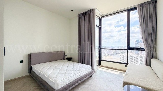 รหัสทรัพย์ : 7440คอนโด&nbsp;Chapter Charoennakorn Riverside ชั้น 42 | 28.49 ตร.ม. วิวแม่น้ำสุดสายตา ใหม่กริ๊บที่ตั้ง&nbsp;:&nbsp;ถนนเจริญนคร แขวงบางลำภูล่าง เขตคลองสาน กรุงเทพมหานคร 10600รายละเอียดทรัพย์- คอนโด High Rise อาคาร A สูง 45 ชั้น, อาคาร B สูง 43 ชั้น (ชั้นพักอาศัย คือ ชั้น 7-43)- จำนวนทั้งโครงการ 669 ยูนิต&nbsp;(ประกอบด้วย High Rise 2 อาคาร และ Low Rise อาคารส่วนกลาง 1 อาคาร สูง 6 ชั้น)- ห้องที่ขายขนาดพื้นที่ 25.40 ตร.ม. อยู่ชั้น 42 อาคาร B เพ