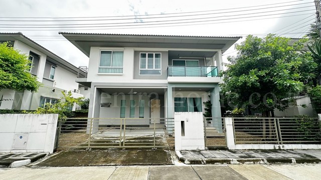 รหัสทรัพย์ : 7302บ้านเดี่ยว ฮาบิเทีย บอนด์ ราชพฤกษ์ ถนนเมนที่ตั้ง :&nbsp;ถนนสะพานนนทบุรี-บางบัวทอง 345 ตำบลบางคูวัด อำเภอเมืองปทุมธานี จังหวัดปทุมธานี 12000รายละเอียดทรัพย์&nbsp;- บ้านเดี่ยว 2 ชั้น&nbsp;เนื้อที่ 52.6 ตารางวา&nbsp;พื้นที่ใช้สอย 169 ตารางเมตร-&nbsp;โครงการ พัฒนาโดย&nbsp;Sansiri แสนสิริ- 3 ห้องนอน, 3&nbsp;ห้องน้ำ, 1&nbsp;ห้องครัว, 1&nbsp;ห้องรับแขก, 2 ที่จอดรถ&nbsp;- แอร์&nbsp;4 เครื่อง,&nbsp;โซฟา, โต๊ะกินข้าว, เตียง