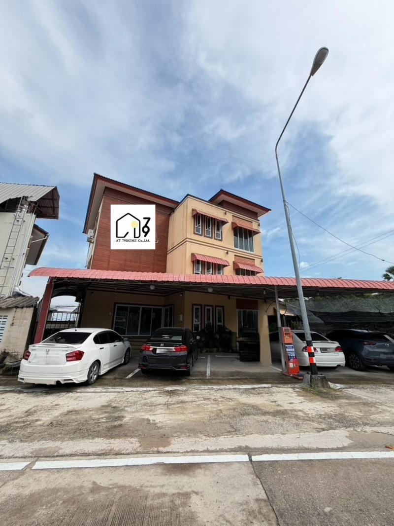 Vาย Apartment 3 ชั้นพร้อมผู้เช่าเต็มทุกห้อง บ้านฉาง ระยอง ใกล้ถนนบูรพาพัฒน์ ราคาvาย 9.xx ลบ. ราคาต่อลองได้อีกนิดหน่อยมีเอกสารใบอนุญาติครบเนื้อที่ 98 ตร.ว.ห้องพัก 14 ห้อง ห้องออฟฟิศ 1 ห้อง 7 ที่จอดรถ สามารถปล่อยเช่าแบบรายวันและรายเดือนได้ รายละเอียดห้องพักในห้องพักปล่อยเช่า 4,000฿ คนเช่าเต็มทุกห้องเตียงนอน ที่นอน แอร์ ตู้เสื้อผ้า โต๊ะเครื่องแป้ง ทีวี ตู้เย็น สถานที่ใกล้เค�