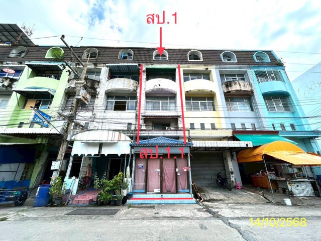 ขายอาคารพาณิชย์ 4 ชั้น โครงการ คลองหลวง โฮมเพลส    ซอย ภายในโครงการ ถนน คลองหลวง-บางขันธ์ ตำบล คลองสอง อำเภอ คลองหลวง จังหวัด ปทุมธานี  ราคาโปรโมชั่น  2,487,000   บาท    ลดจาก  3,500,000   บาท ราคาโปรโมชั่นตั้งแต่วันที่ 1 กรกฎาคม 2569 – 30 กันยายน 2569  รายละเอียดทรัพย์ -  เนื้อที่ 18.00 ตร.ว.   พื้นที่ใช้สอย 262.00 ตร.ม. -  2 ห้องนอน 3 ห้องน้ำ   -  1 ที่จอดรถ  -  บ้านหันไปทางทิศ ตะวันตก  พิกัดทรัพย์ : https://maps.app.goo.gl/cXjuzDL8jKHawme8