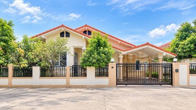 รหัสทรัพย์ : N1200บ้านเดี่ยว เป็นสุข สีหราช ขอนแก่น ถูกที่สุดในโครงการ&nbsp;ที่ตั้ง&nbsp;:&nbsp;ถนนเลี่ยงเมืองขอนแก่น ตำบลในเมือง อำเภอเมืองขอนแก่น จังหวัดขอนแก่น 40000รายละเอียดทรัพย์- บ้านเดี่ยว ขนาดพื้นที่ 65.9 ตารางวา พื้นที่ใช้สอย 110 ตารางเมตร- 3 ห้องนอน, 2 ห้องน้ำ, 1 ห้องครัว- ปั๊มน้ำ+แท็งก์น้ำ 1 ชุด,&nbsp;แอร์ 1 เครื่อง- พื้นชั้นล่าง กระเบื้อง- หน้าบ้านหันไปทางทิศใต้สถานที่และทำเลใ
