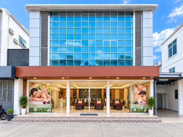 ถนนกิ่งแก้ว- ใกล้แอร์พอร์ตเรลลิงก์ลาดกระบัง 1.08 กม. ลาดกระบัง26-34 14นอน อาคารให้เช่า 4 ชั้น 3 คูหา ทำเลใกล้สนามบินสุวรรณภูมิ 2.45 กม.พื้นที่ 55 ตร.ว. 680 ตร.ม. ลดค่าเช่ากว่า 50% เหลือเพียง 59,998บาทต่อเดือน ไม่มีค่าเซ้ง เหมาะสำหรับร้านนวด สปา คลินิก และสำนักงาน LatKrabang Rd. 26-34 14bed 4-Story Commercial Building KingKaew for Rent in Lat Krabang, Near Suvarnabhumi Airport and Lat Krabang Airport Rail Link. 55 Sq.Wah, 680 Sq.M. Over 50% Rent Reduction from 130,000 to 59,998 Baht per Month. No Key Money. Ideal for Massage, Spa, Clinic, Office, and Service Businesses.ถนนกิ่งแก
