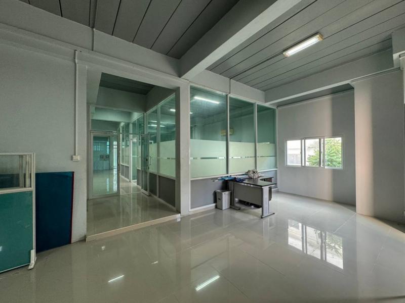 RealEstate905-8 (อมตะ  BT-019H)ขาย–เช่า โฮมออฟฟิศ 3 ชั้น นิคมอมตะนคร ชลบุรี พร้อมอุปกรณ์สำนักงานครบครัน จอดรถได้จุใจกว่า 15 คัน เนื้อที่ 105 ตร.ว. พื้นที่ใช้สอย 675 ตร.ม. ราคาขาย: 27 ล้านบาท ราคาเช่า: ทั้งตึก 80,000 บาท/เดือน (แยกเช่าชั้น 1 หรือ ชั้น 2-3 ได้)รายละเอียดและจุดเด่น- ฟังก์ชันจัดเต็ม: 9 ห้องสำนักงาน, 2 ห้องประชุมใหญ่, 2 ห้องแสดงสินค้า, 8 ห้องน้ำ, พร้อมโซนต้อนรับขนาดใหญ่ และแอร์ 12 ตัว (รองรับพ