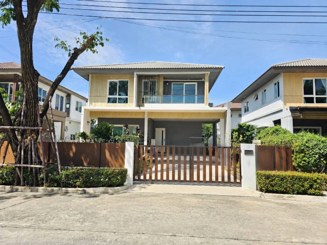โครงการ : บ้านพฤกษ์ลดา สุวรรณภูมิ (Baan Pruklada Suvarnabhumi)ที่ตั้ง : ลาดกระบัง 54 (ซอยวัดศรีวารีน้อย) ตำบลศีรษะจรเข้น้อย อำเภอบางเสาธง จังหวัดสมุทรปราการราคาเพียง 6,400,000 บาทเจ้าของยอมขายขาดทุนหากกำลังมองหาบ้านเดี่ยวคุณภาพในทำเลสุวรรณภูมิ-ลาดกระบัง หลังนี้ถือเป็นตัวเลือกที่น่าสนใจ เพราะตั้งอยู่บน ถนนเมนของโครงการ เข้า-ออกสะดวก และ หน้าบ้านไม่ชนบ้านหลังอื่น ทำให้บ้านโปร�