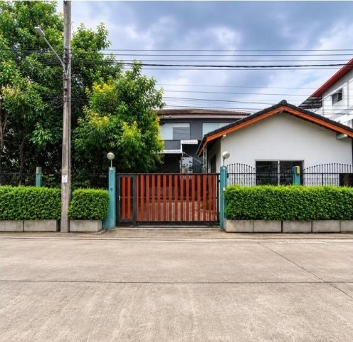 ขายบ้านเดี่ยว 2 ชั้น 112 ตร.ว. Home Office สำนักงาน พร้อมโกดัง รามอินทรา 5 แยก 18 ใกล้ถนนรามอินทรา ทางด่วน รถไฟฟ้าสายสีชมพูติดต่อ:: ชยา โทร/ID Line:: 0942823961Link Line:: https://line.me/ti/p/3xFA1An8Kcรหัส# T26-1265บ้านเดี่ยว 2 ชั้น Home Office สำนักงาน พร้อมโกดัง รามอินทรา 5 แยก 18o ที่ดินใหญ่ 112 ตร.ว.o พื้นที่ใช้สอยประมาณ 350 ตร.ม.o 6 ห้องนอน 4 ห้องน้ำo แอร์ทุกห้องo มีห้องแม่บ้านแยกเป็นสัดส่วนo มีพื้นที่สำนักงาน / Studioo มีพื้นที่ Stock สินค้าo มีโ