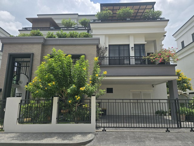 วงแหวน_รามอินทรา  #บ้านเช่าหรูกรุงเทพ โดดเด่นด้วยบ้านเดี่ยว3ชั้น สไตล์โมเดิร์นยูโรเปี้ยน • มีเพียง 18 ยูนิตเท่านั้นในโครงการ •ขนาดพื้นที่ 67 ตารางวา พื้นที่ใช้สอย 299 ตารางเมตร รวมเฟอร์นิเจอร์ทั้งหมด บ้านเดี่ยว 3 ชั้น +ซาวน่าบนดาดฟ้า)4 ห้องนอน •4 ห้องน้ำ •1 ห้องโถง•1 ห้องทานข้าว•2 ห้องครัว•3 ที่จอดรถสิ่งอำนวยความสะดวกในโครงการ•คลับเฮาส์หรูสไตล์ยุโรป พร้อมฟิตเนสแ�