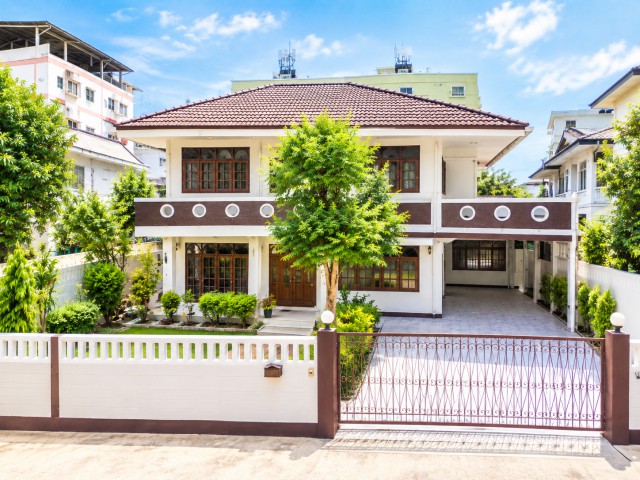 วิภาวดีรังสิต 14-19  60ตร.ว. 240ตร.ม. MRT รัชดาภิเษก 800 ม. บ้านเดี่ยว 2 ชั้นฟังก์ชั่น 3 นอน 2 น้ำ 37,998 B-M. บรรยากาศเงียบสงบ เป็นส่วนตัว พร้อมเฟอร์ฯ เครื่องใช้ไฟฟ้าครบ เหมาะสำหรับพักอาศัย เดินทางสะดวก ทำเลวิภาวดีรังสิต 14-19 ใกล้รร.นานาชาติออร์บ 2 กม. ตลาด ร้านสะดวกซื้อ ศูนย์การค้า โรงพยาบาล และรถไฟฟ้า MRTVibhavadi Rangsit 14-19  Orb International Sch. 2km. Features 3bed MRT Ratchadaphisek 800m. 2-story detached house2 bath Land size: 60 sq.wa.240 sq.m. of usable area. Fully furnished with appliances offering a quiet private atmo