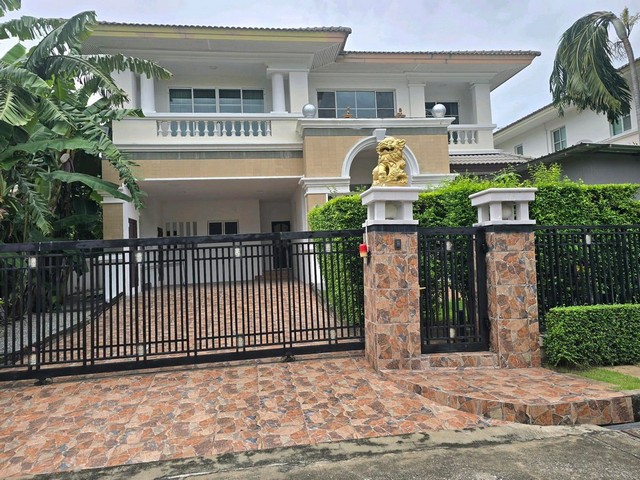 บ้านเดี่ยว2ชั้น  #บ้านเช่านเฉลิมพระเกียรติ ประเวศ95ตารางวา•5ห้องนอน •4ห้องน้ำ •1ห้องรับแขก •1ห้องครัว •เฟอร์นิเจอร์และเครื่องใช้ไฟฟ้าครบ ทีวี65นิ้ว,แอร์7ตัว,ไมโครเวฟ,เครื่องทำน้ำอุ่น,เครื่องซักผ้า,ตู้เย็น•จอดรถได้4คัน อยู่ถนนเฉลิมพระเกียรติร.9  แขวง/ เขต ประเวศ กรุงเทพ 10250• สิ่งอำนวยความสะดวก สโมสร - สระว่ายน้ำ - ฟิตเนส - สวนสาธารณะ - สนามเด็กเล่น - กล้องวงจรปิด - รปภ.24 