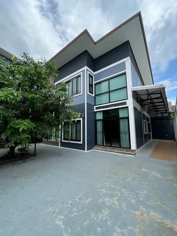 #โซนสุเทพ ราคา 5,990,000 บาท 72.7 ตรว. #เมืองเชียงใหม่ บ้านเดี่ยว 2 ชั้น #รีโนเวทใหม่ พร้อมเข้าอยู่ ทำเลดี เดินทางสะดวก #ใกล้มช. เหมาะสำหรับผู้ที่มองหาบ้านที่สามารถปรับใช้เป็น Home Office / บ้านพักอาศัย ได้อย่างลงตัวฟังก์ชันครบ พื้นที่ใช้สอยตอบโจทย์เนื้อที่ 72.7 ตร.ว.5 ห้องนอน4 ห้องน้ำ1 ห้องทำงาน1 ห้องโถงใหญ่1 ห้องครัวเครื่องปรับอากาศ 6 ตัวตัวบ้านมีพื้นที่กว้างขวาง รองรับการอยู่อ�