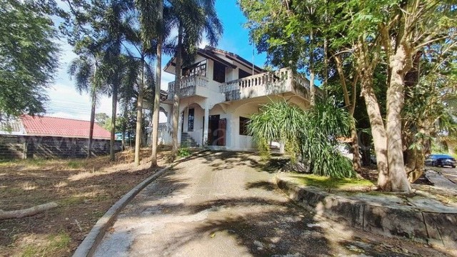 รหัสทรัพย์ : N1352บ้านเดี่ยวสร้างเอง เล่นระดับ โครงสร้างบ้านดี เหมาะสำหรับรีโนเวท ราคาถูกสุด &nbsp;ที่ตั้ง :&nbsp;ถนนบ้านสร้าง-พนมสารคาม ตำบลหนองยาว อำเภอพนมสารคาม จังหวัดฉะเชิงเทรา 24120รายละเอียดทรัพย์- บ้านเดี่ยวเล่นระดับ 2 ชั้นครึ่ง สร้างเอง ขายตามสภาพ เหมาะซื้อลงทุนรีโนเวท ทำธุรกิจคาเฟ่ แกลเลอรี ฯลฯ- พื้นที่ดินขนาด 506 ตารางวา พื้นที่ใช้สอยตัวบ้าน 216 ตารางเมตร- บ้านเ�