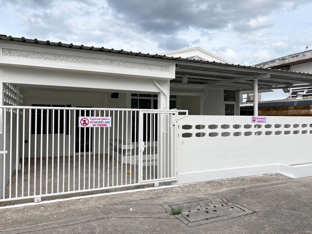 ให้เช่าบ้านเดี่ยวชั้นเดียว 50 ตร.ว. 3 ห้องนอน ซอยลาดพร้าว 87 ใกล้ MRT ลาดพร้าว 83 ใกล้ CDC เลียบด่วน *** ราคาเช่า 25,000 บาท/เดือน  ติดต่อ::  ชยา โทร/ID Line:: 0942823961   Link Line:: https://line.me/ti/p/3xFA1An8Kcรหัส# T26-1314 บ้านเดี่ยวชั้นเดียว ซอยลาดพร้าว 87 ใกล้ MRT ลาดพร้าว 83 ใกล้ CDC เลียบด่วน ๐ เนื้อที่ 50 ตรว.๐ พื้นที่ใช้สอย 150 ตรม๐ 3 ห้องนอน ๐ 2 ห้องน้ำ ๐ 1 ห้องนั่งเล่น 1 ห้องเก็บของ 1 ห้องครัว๐ แอร์ 4 เครื่อง ,ปั้มน้ำ, เครื่องทำน้ำอุ่น๐